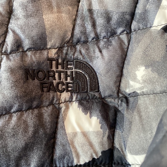The North Face black and grey light jacket - Picture 2 of 4